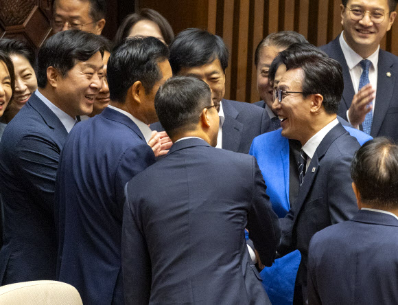 교섭단체 연설 뒤 정청래 전 대표와 인사하는 김민석 대표