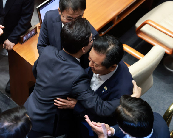 포옹하는 민주당 김민석 대표와 정청래 의원