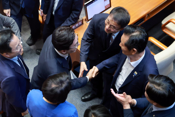 악수하는 민주당 김민석 대표와 정청래 의원