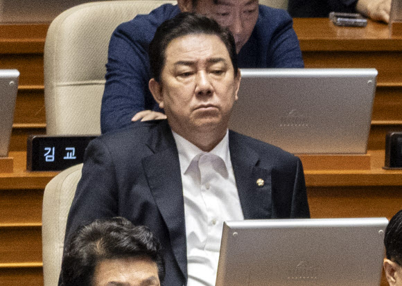 경찰, 수사 1년만에 김병기 의원 뇌물수수 등 혐의로 구속영장 신청 결정