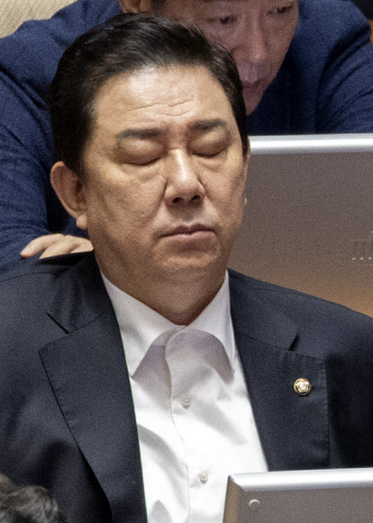 경찰, 수사 1년만에 김병기 의원 뇌물수수 등 혐의로 구속영장 신청 결정