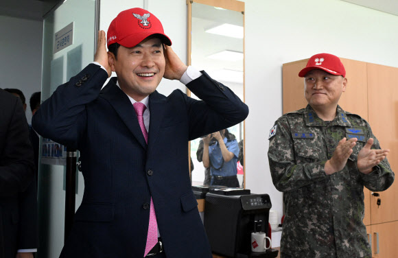국민의힘 장동혁 대표가 7일 충북 청주시 상당구 공군사관학교를 방문해 자신이 교관으로 복무했던 군사훈련처에서 건네받은 교관모를 써보고 있다. 94기 공군사관후보생인 장 대표는 지난 1995년부터 1998년까지 공사에서 복무한 뒤 중위 전역했다. 2026.9.7. 국회사진기자단