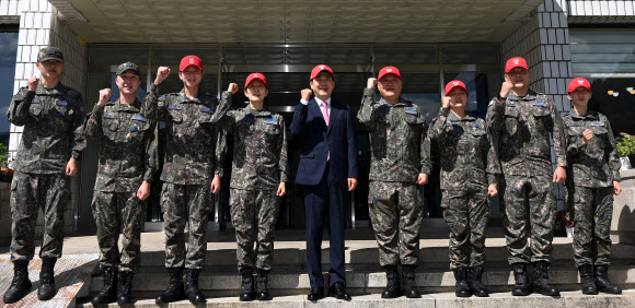 국민의힘 장동혁 대표가 7일 충북 청주시 상당구 공군사관학교를 방문해 자신이 교관으로 복무했던 군사훈련처에서 장병들과 기념 촬영하고 있다. 94기 공군사관후보생인 장 대표는 지난 1995년부터 1998년까지 공사에서 복무한 뒤 중위 전역했다. 2026.9.7. 국회사진기자단