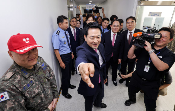 국민의힘 장동혁 대표가 7일 충북 청주시 상당구 공군사관학교에서 자신이 교관으로 복무했던 군사훈련처를 방문하고 있다. 94기 공군사관후보생인 장 대표는 지난 1995년부터 1998년까지 공사에서 복무한 뒤 중위 전역했다. 2026.9.7. 국회사진기자단