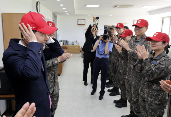 국민의힘 장동혁 대표가 7일 충북 청주시 상당구 공군사관학교를 방문해 자신이 교관으로 복무했던 군사훈련처에서 건네받은 교관모를 써보고 있다. 94기 공군사관후보생인 장 대표는 지난 1995년부터 1998년까지 공사에서 복무한 뒤 중위 전역했다. 2026.9.7. 국회사진기자단