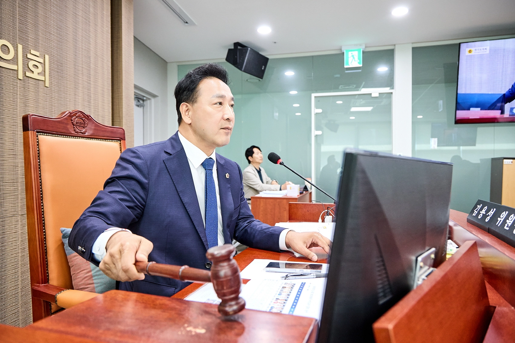 ▲김용성 여성가족평생교육위원회 위원장이 7일 회의에서 소관 동의안 및 현안보고 안건을 심의·의결하며 의사봉을 두드리고 있다. (사진=경기도의회)