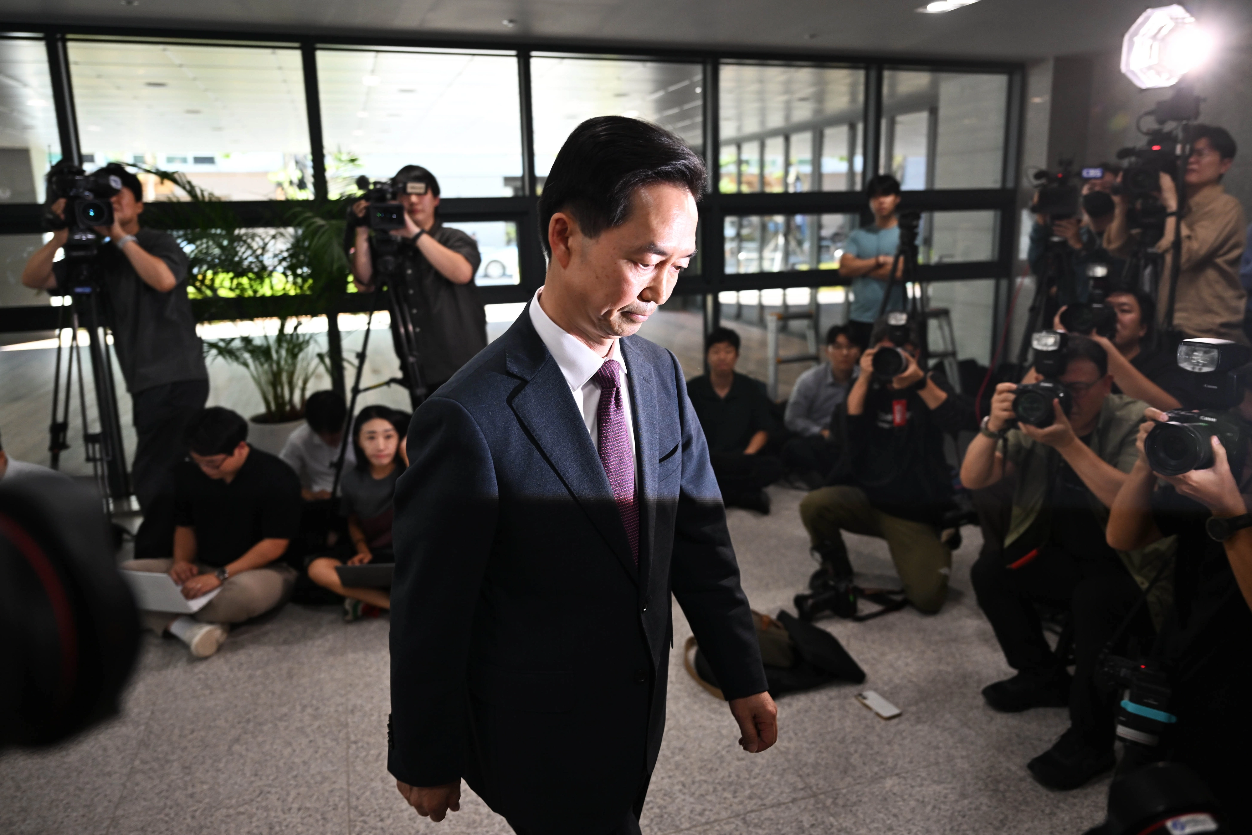 중대범죄수사청장 후보로 지명된 김지용 변호사가 8일 인사청문회 준비 사무실이 마련된 서울 종로구 정부서울청사 창성동 별관에서 취재진과의 질의응답을 마친 뒤 사무실로 향하고 있다. 2026.9.8 홍윤기 기자