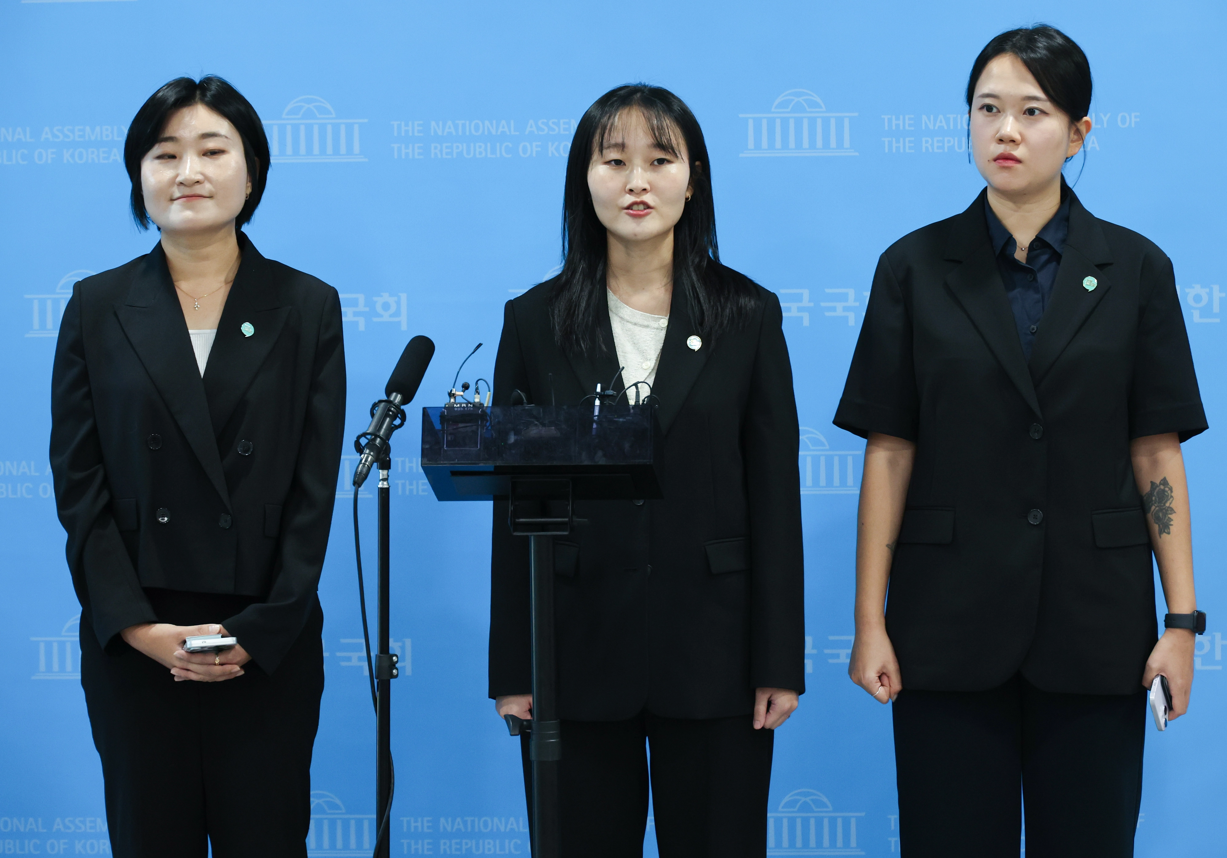 재정 및 인사 운영 관련 의혹 관련 질문에 답하는 기본소득당신지혜(왼쪽부터) 기본소득당 대변인, 노서영 대변인, 김진서 부대변인이 7일 여의도 국회 소통관에서 기본소득당 재정 및 인사 운영 관련 의혹에 대한 반박 기자회견을 마친 뒤 기자들의 질문에 답하고 있다. 2026.9.7 뉴시스