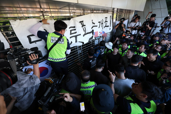 6·3 지방선거 투표용지 부족 사태로 촉발된 잠실 개표소 봉쇄 시위가 이어진 8일 서울 송파구 올림픽공원 핸드볼경기장으로 경찰이 ‘당일투표 수개표’라는 문구가 적힌 종이를 떼고 있다. 2026.9.8 연합뉴스