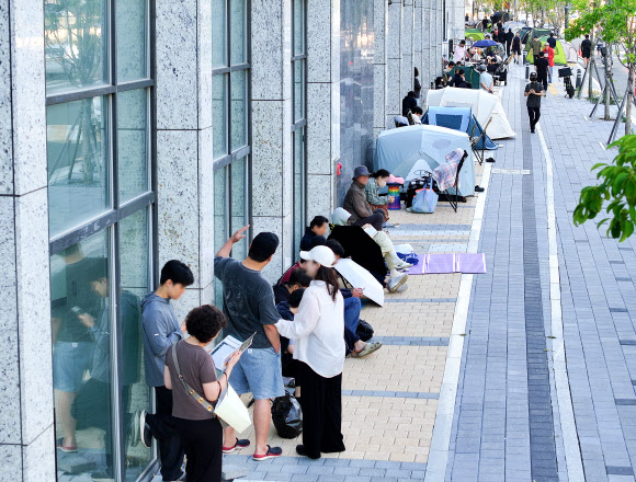 8일 대구 달서구 한 신축 아파트 2차 전세 계약 접수 현장에서 시민들이 전날부터 텐트 등을 설치해 대기 줄을 서고 있다. 해당 아파트는 준공 후 악성 미분양 상태였으나, 기업구조조정 부동산투자회사(CR리츠)가 매입해 전세 분양에 나서 시민들의 관심을 끌고 있다. 2026.9.8 연합뉴스