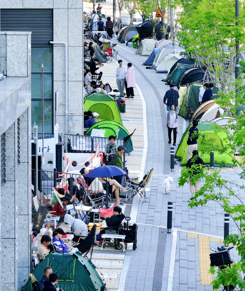 8일 대구 달서구 한 신축 아파트 2차 전세 계약 접수 현장에서 시민들이 전날부터 텐트 등을 설치해 대기 줄을 서고 있다. 해당 아파트는 준공 후 악성 미분양 상태였으나, 기업구조조정 부동산투자회사(CR리츠)가 매입해 전세 분양에 나서 시민들의 관심을 끌고 있다. 2026.9.8 연합뉴스