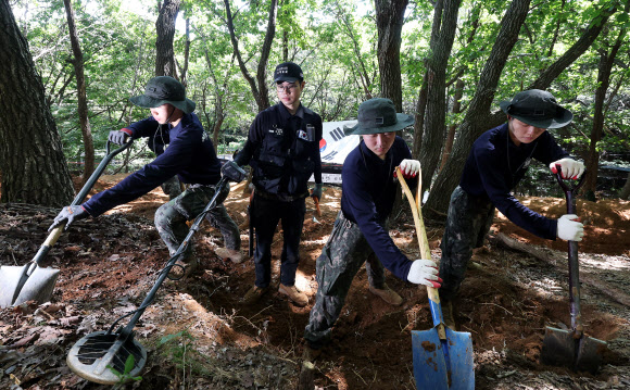 8일 경기도 의왕시 모락산 일대에서 육군 제51보병사단 장병들과 국방부 유해발굴감식단이 6ㆍ25 전사자 유해 발굴을 하고 있다. 2026.9.8  연합뉴스