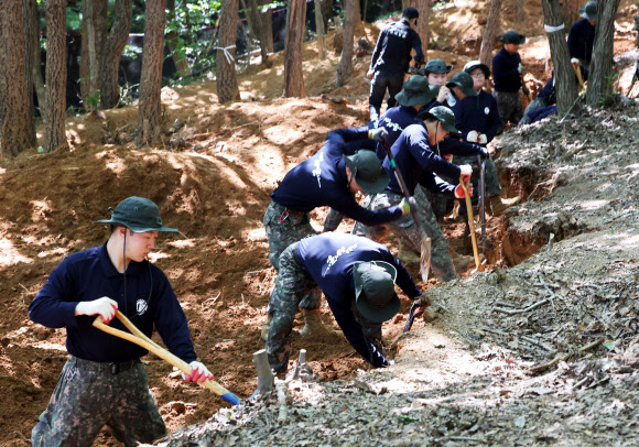 8일 경기도 의왕시 모락산 일대에서 육군 제51보병사단 장병들과 국방부 유해발굴감식단이 6ㆍ25 전사자 유해 발굴을 하고 있다. 2026.9.8  연합뉴스