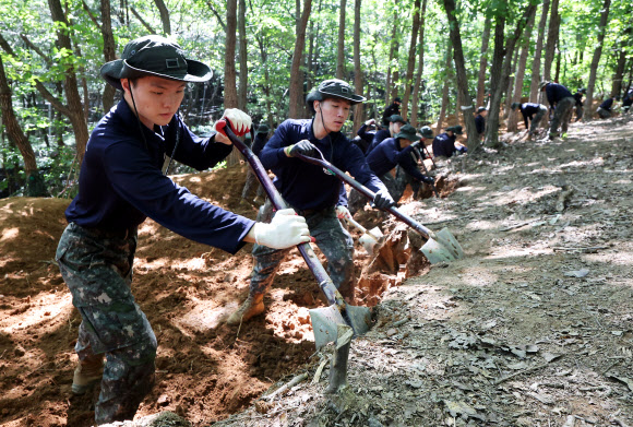 8일 경기도 의왕시 모락산 일대에서 육군 제51보병사단 장병들과 국방부 유해발굴감식단이 6ㆍ25 전사자 유해 발굴을 하고 있다. 2026.9.8  연합뉴스