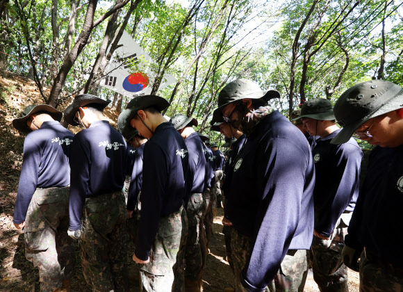 8일 경기도 의왕시 모락산 일대에서 육군 제51보병사단 장병들이 6ㆍ25 전사자 유해 발굴에 앞서 묵념하고 있다. 2026.9.8  연합뉴스