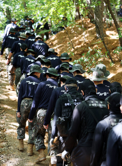 8일 경기도 의왕시 모락산 일대에서 육군 제51보병사단 장병들과 국방부 유해발굴감식단이 6ㆍ25 전사자 유해 발굴을 위해 이동하고 있다. 2026.9.8  연합뉴스
