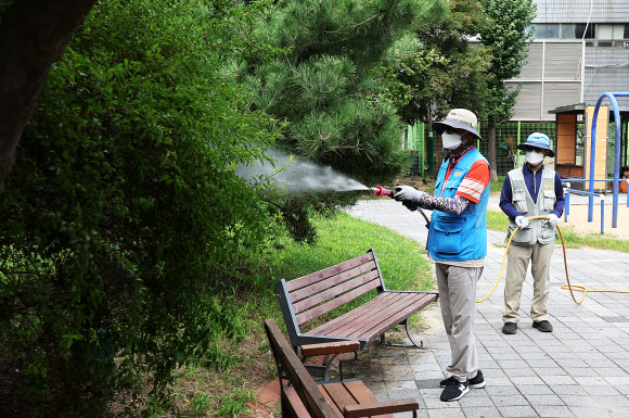 폭염이 한풀 꺾이고 아침·저녁으로 선선한 바람이 불기 시작하면서 모기가 기승을 부리고 있는 8일 경기도 수원시 팔달구 인계동의 한 공원에서 팔달구보건소 관계자들이 방역을 하고 있다. 2026.9.8  연합뉴스