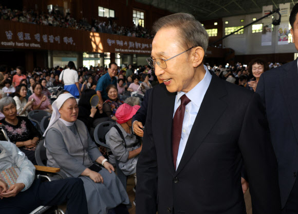 8일 충북 음성군 꽃동네사랑의연수원에서 열린 ‘꽃동네 설립 50주년’ 기념 행사에 이명박 전 대통령이 참석해 회원들과 인사를 나누고 있다.2026.9.8  연합뉴스