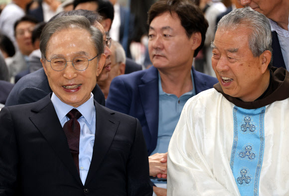 8일 충북 음성군 꽃동네사랑의연수원에서 열린 ‘꽃동네 설립 50주년’ 기념행사에서 이명박 전 대통령과 오웅진 신부가 대화를 나누고 있다.2026.9.8  연합뉴스