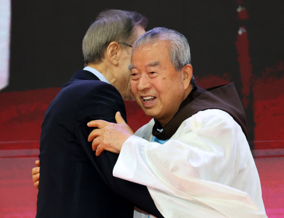 8일 충북 음성군 꽃동네사랑의연수원에서 열린 ‘꽃동네 설립 50주년’ 기념행사에서 이명박 전 대통령과 오웅진 신부가 포옹하고 있다.2026.9.8  연합뉴스