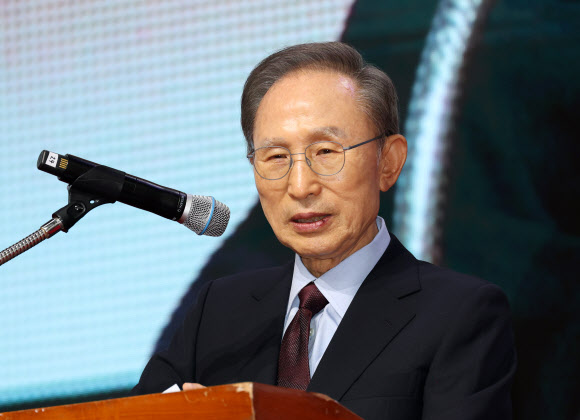 8일 충북 음성군 꽃동네사랑의연수원에서 열린 ‘꽃동네 설립 50주년’ 기념행사에서 이명박 전 대통령이 축사하고 있다.2026.9.8  연합뉴스