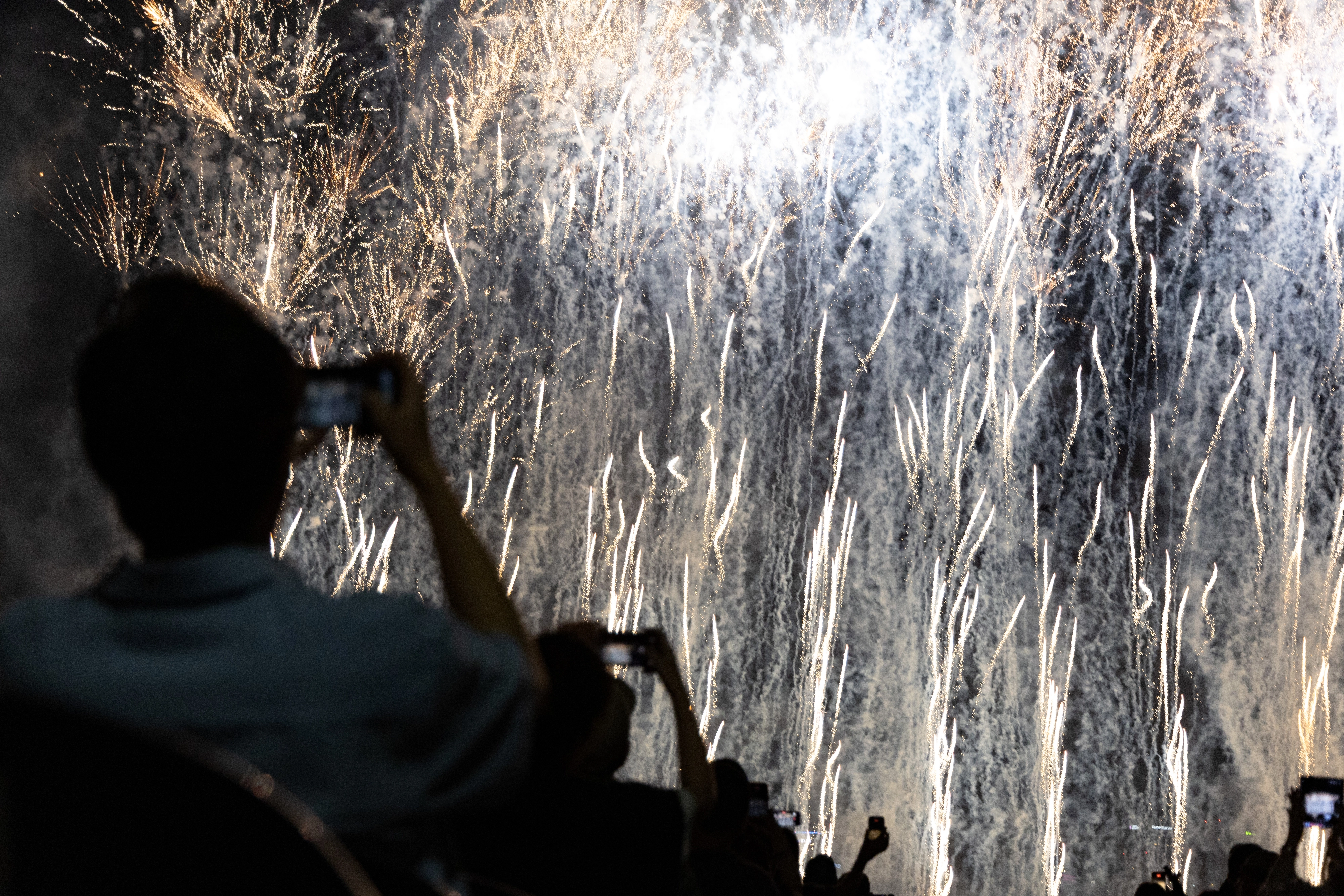 한강 수놓은 불꽃  5일 서울 여의도 한강공원 일대에서 열린 ‘서울세계불꽃축제 2026’에서 화려한 불꽃이 밤하늘을 수놓고 있다. 2026.09.05. 뉴시스