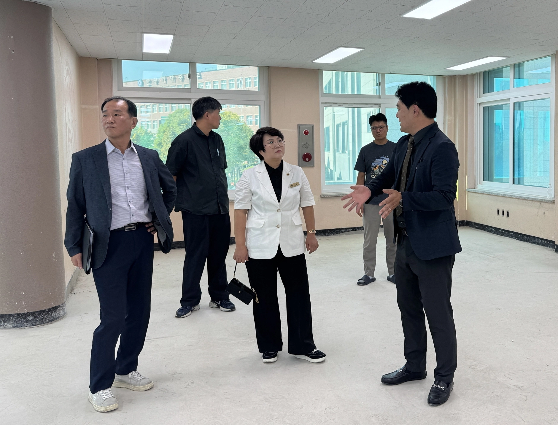 ▲김경옥 의원이 7일 평택 한광여고 내부 시설 공사 현장을 점검하며 교육청 및 학교 관계자로부터 설명을 듣고 있다. (사진=경기도의회)