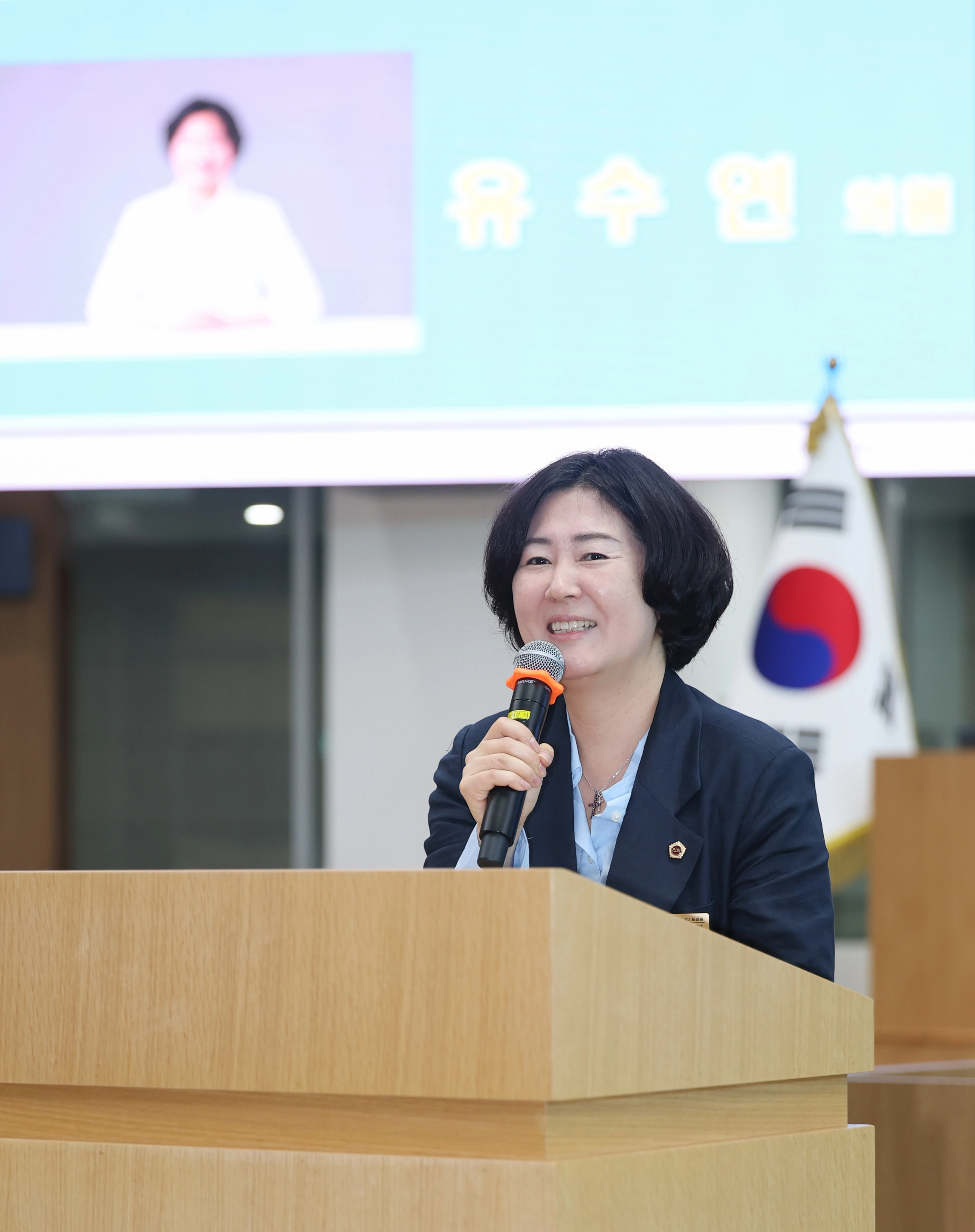 ▲유수연 의원이 본회의장 발언대에서 한국모빌리티고등학교 학생들을 대상으로 청소년의 정책 참여와 진로 지원에 관해 발언하고 있다. (사진=경기도의회)