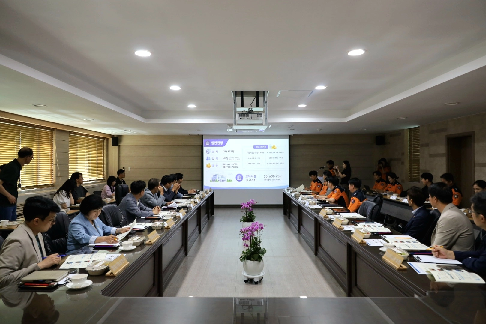 ▲경기도의회 안전행정위원회가 9일 회의실에서 경기도소방학교와 경기도119특수대응단으로부터 업무추진 현황을 보고받고 있다. (사진=경기도의회)