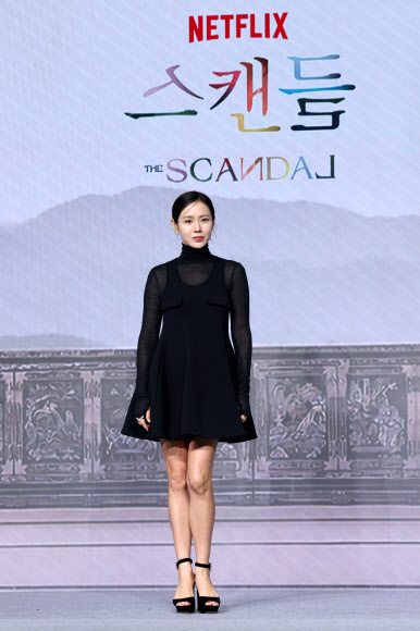 배우 손예진이 9일 서울 종로구 JW메리어트동대문스퀘어에서 열린 넷플릭스 새 시리즈 ‘스캔들’ 제작발표회에서 포즈를 취하고 있다. 2026.9.9  연합뉴스