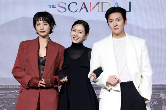 9일 서울 종로구 JW메리어트동대문스퀘어에서 열린 넷플릭스 새 시리즈 ‘스캔들’ 제작발표회에서 배우들이 포즈를 취하고 있다. 왼쪽부터 나나, 손예진, 지창욱. 2026.9.9  연합뉴스