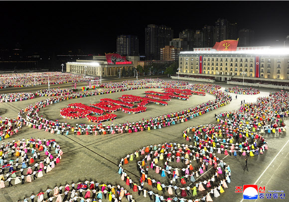 북한은 ‘공화국 창건’ 78주년(정권수립일·9·9절)을 맞아 지난 8일 평양 김일성광장에서 시가행진과 청년학생들의 경축야회를 진행했다고 조선중앙통신이 9일 보도했다. 2026.9.9  평양 조선중앙통신 연합뉴스
