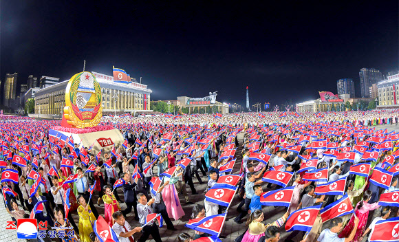 북한은 ‘공화국 창건’ 78주년(정권수립일·9·9절)을 맞아 지난 8일 평양 김일성광장에서 시가행진과 청년학생들의 경축야회를 진행했다고 조선중앙통신이 9일 보도했다. 2026.9.9  평양 조선중앙통신 연합뉴스