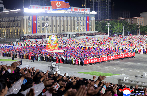 북한은 ‘공화국 창건’ 78주년(정권수립일·9·9절)을 맞아 지난 8일 평양 김일성광장에서 시가행진과 청년학생들의 경축야회를 진행했다고 조선중앙통신이 9일 보도했다. 2026.9.9  평양 조선중앙통신 연합뉴스