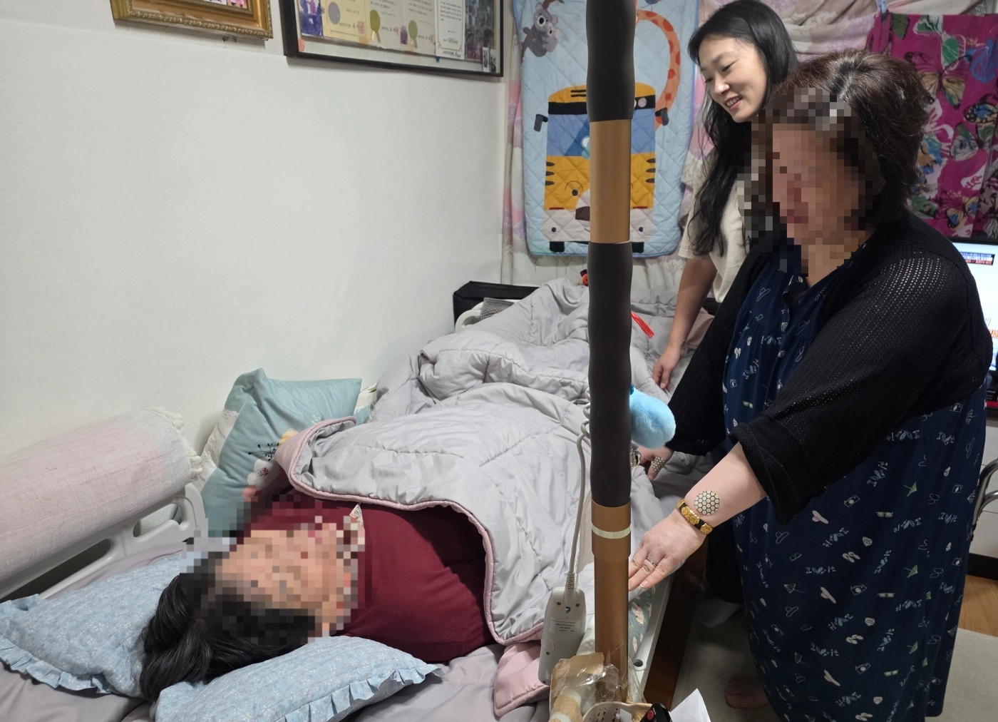 90대 어머니를 살피는 딸 강모씨와 이 사회복지사.