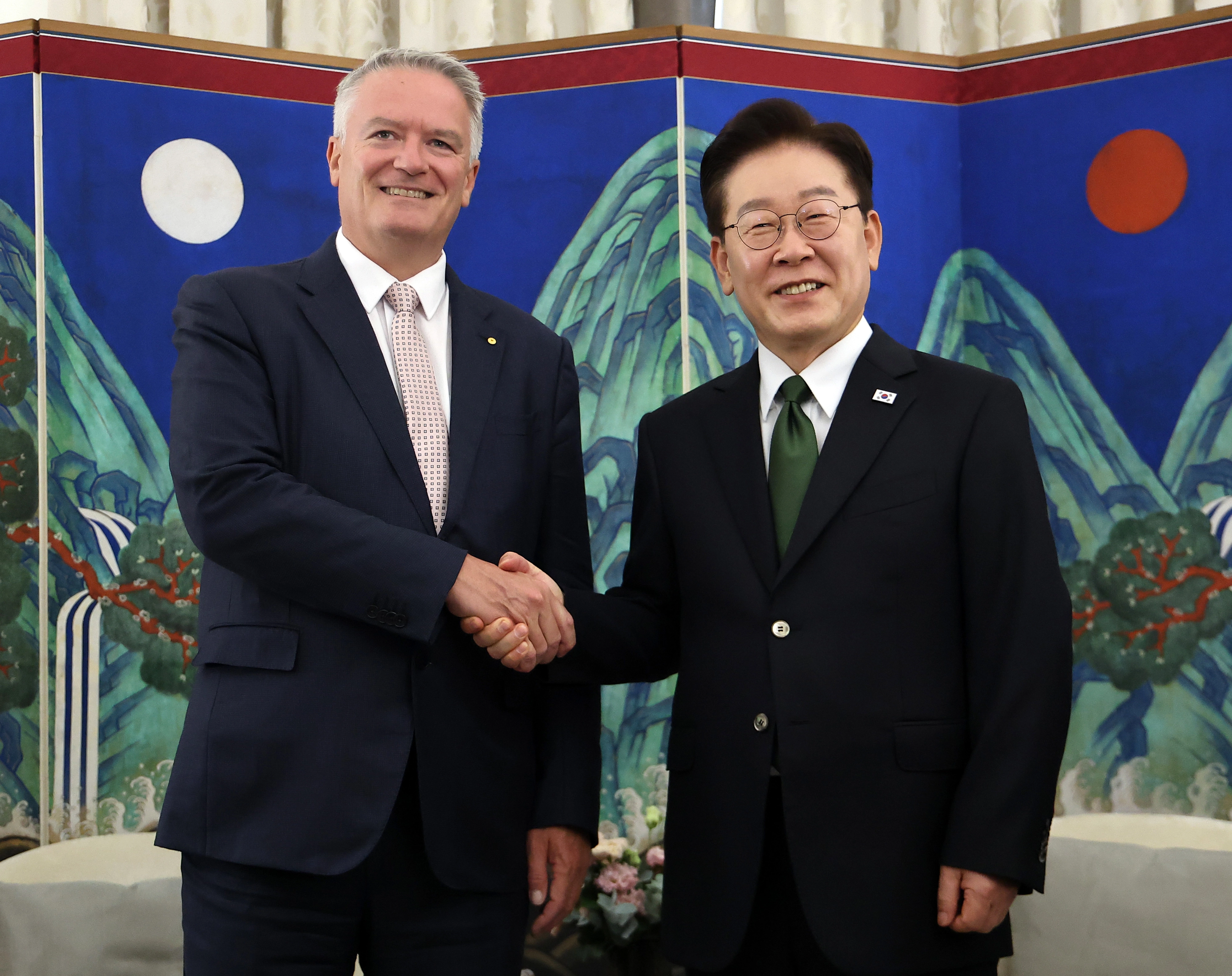 이재명 대통령과 OECD 사무총장이재명 대통령과 OECD 사무총장
    (파리=연합뉴스) 김도훈 기자 = 이재명 대통령이 9일(현지시간) 프랑스 파리의 한 호텔에서 마티아스 코먼 경제협력개발기구(OECD) 사무총장과 접견에 앞서 악수하고 있다. 2026.9.9
    superdoo82@yna.co.kr
(끝)


<저작권자(c) 연합뉴스, 무단 전재-재배포, AI 학습 및 활용 금지>