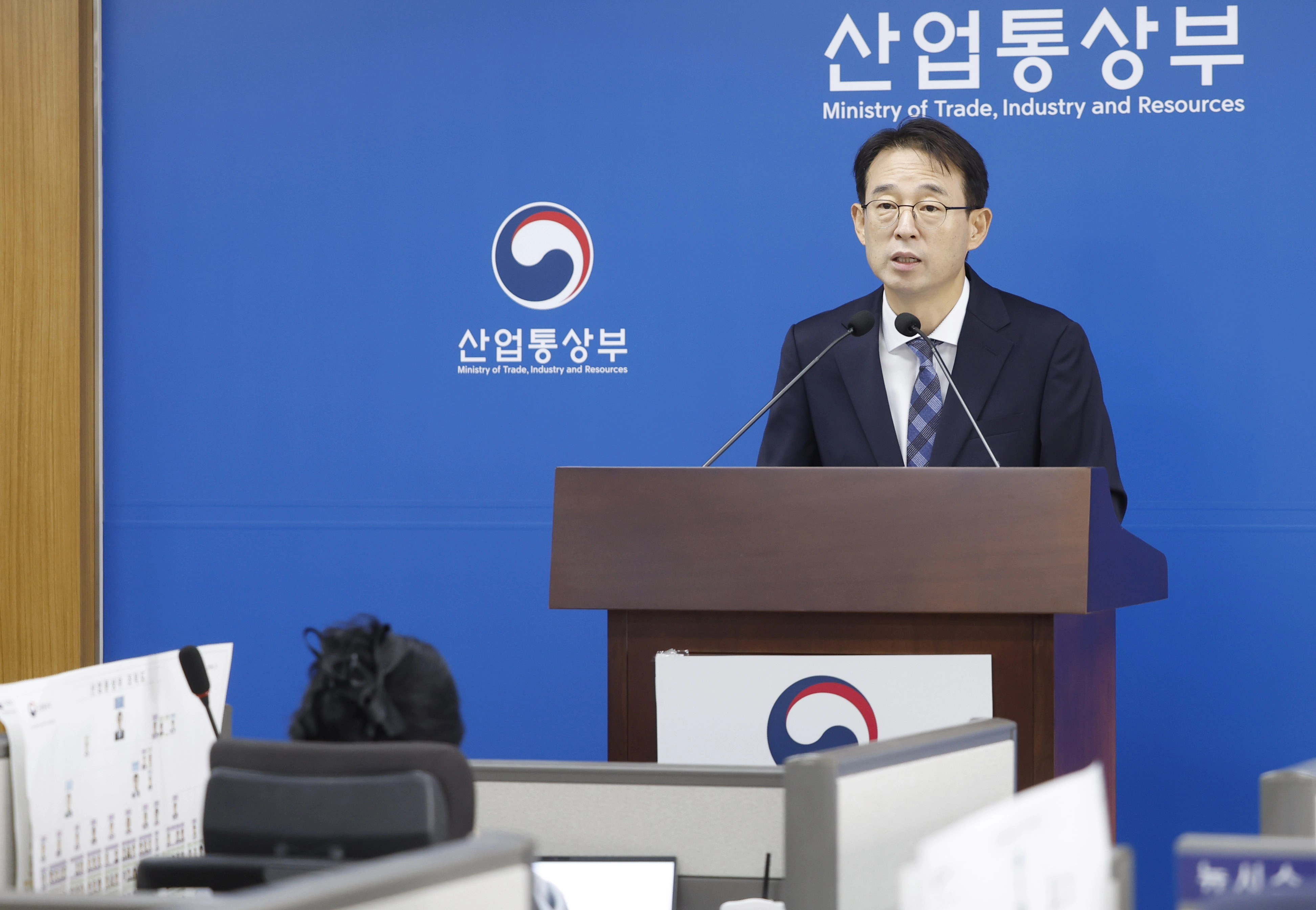 8월 수출입 동향 브리핑강감찬 산업통상부 무역투자실장이 지난 1일 오전 정부세종청사 산업부 기자실에서 8월 수출입 동향 브리핑을 하고 있다. 산업통상부에 따르면 지난달 반도체 수출이 466억 5000만 달러로 전년 대비 209% 증가해 역대 최대치를 기록했다. 8월 전체 수출은 전년 동월 대비 68.7% 늘어난 982억 5000만 달러로 6월(1020억 달러), 7월(990억 달러)에 이어 3위를 기록했다. 산업통상부 제공