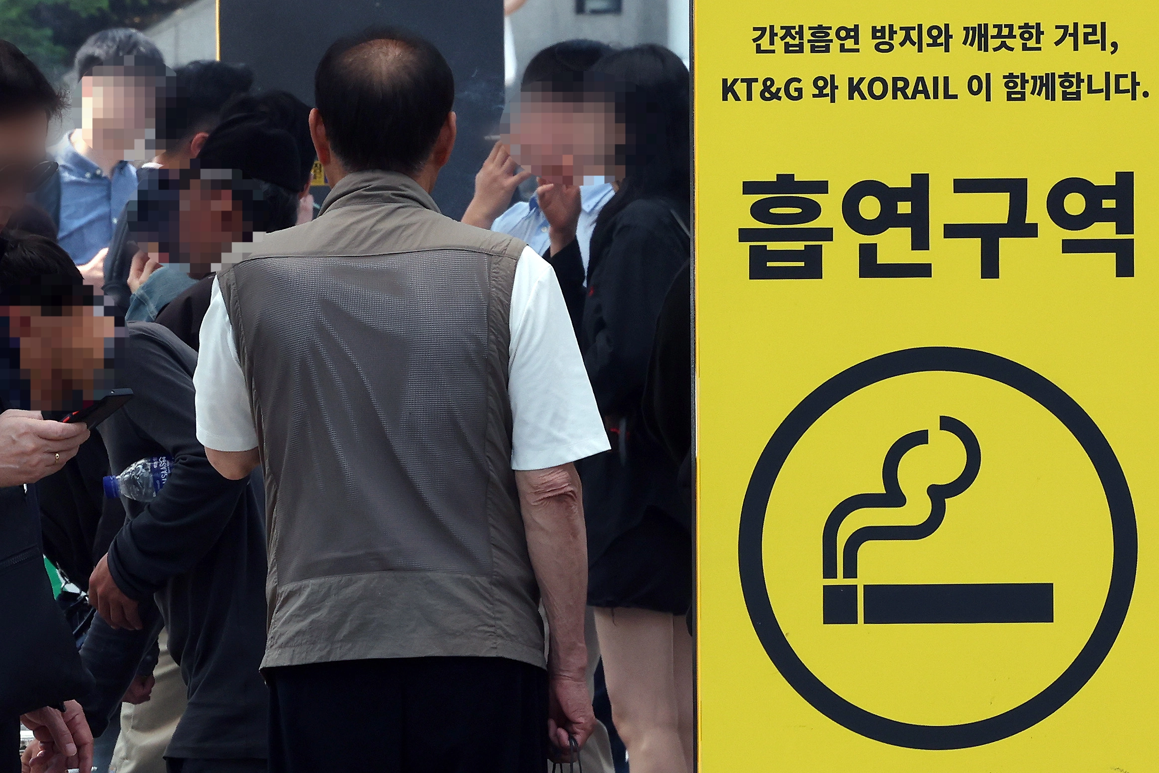 세계 금연의 날을 이틀 앞둔 31일 서울역 흡연실에서 시민들이 담배를 피고 있다. 2025.5.29 뉴스1