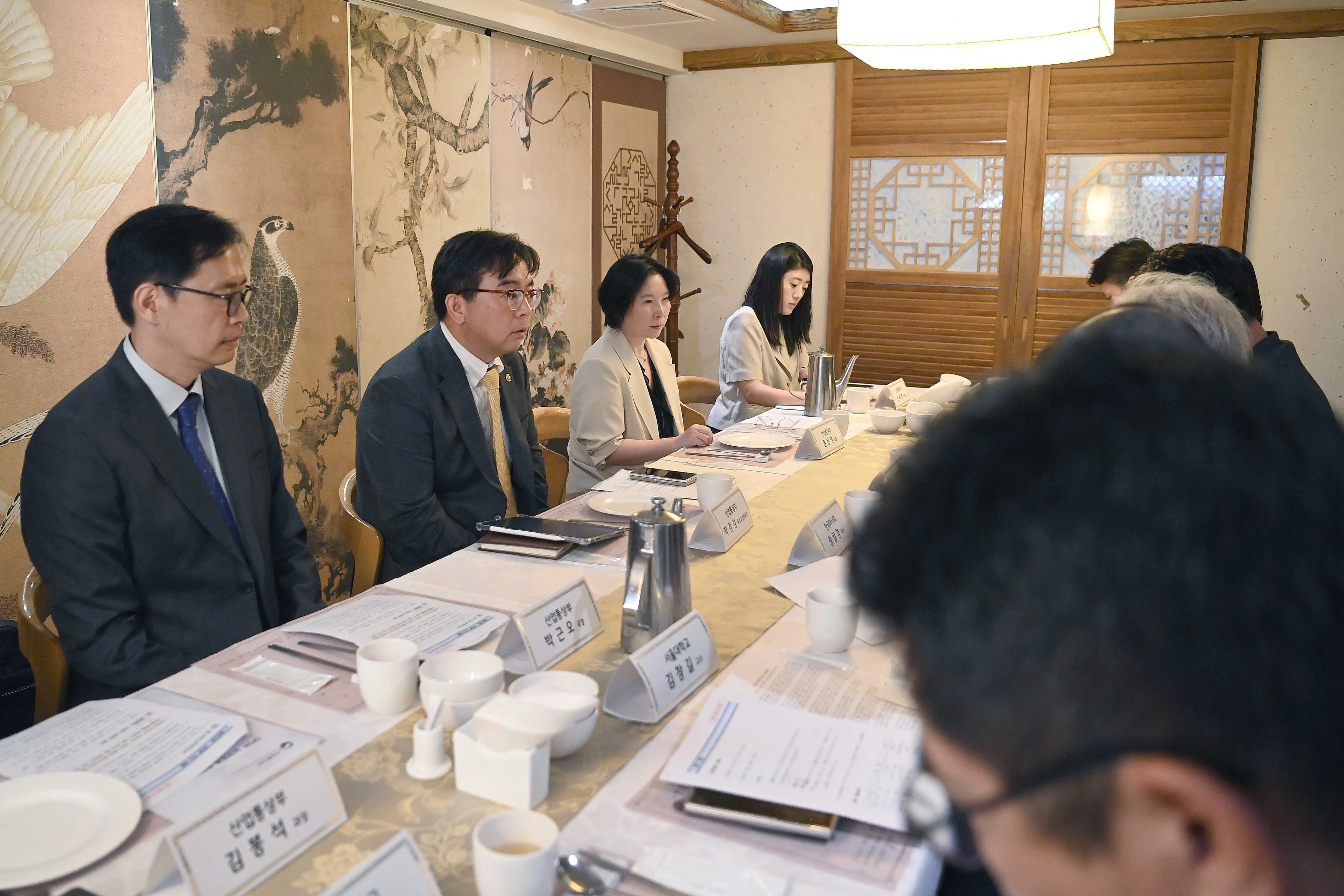산업부, CPTPP 관련 농어업계 전문가 자문회의박정성 산업통상부 통상교섭본부장이 지난 4일 오후 서울 종로구 설가온에서 CPTPP 관련 농어업계 전문가 자문회의를 하고 있다. 산업통상부 제공