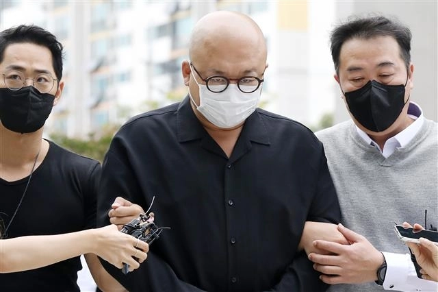 필로폰 투약 혐의를 받는 작곡가 겸 방송인 돈스파이크가 서울 도봉구 서울북부지법에서 열린 구속 전 피의자 심문(영장실질심사)에 출석하고 있다. 2022.9.28 뉴스1