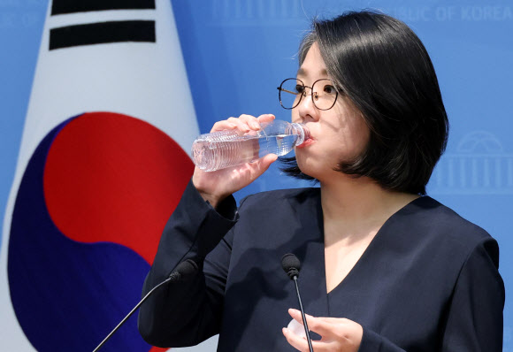 용혜인 성평등가족부 장관 후보자가 10일 국회 소통관에서 열린 입장 발표 기자회견에서 물을 마시고 있다. 2026.9.10 연합뉴스