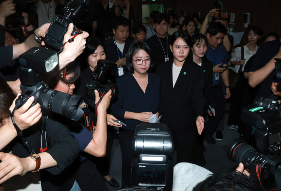 용혜인 성평등가족부 장관 후보자가 10일 국회 소통관에서 입장 발표 기자회견을 마친 후 회견장을 떠나고 있다. 2026.9.10 연합뉴스