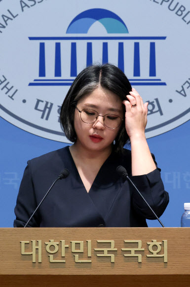 용혜인 성평등가족부 장관 후보자가 10일 국회 소통관에서 입장 발표 기자회견을 하던 중 머리를 만지고 있다. 2026.9.10 연합뉴스