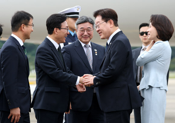 프랑스 국빈 방문 일정을 마치고 귀국한 이재명 대통령이 10일 성남 서울공항에서 영접나온 더불어민주당 김민석 대표와 인사하고 있다. 2026.9.10 연합뉴스