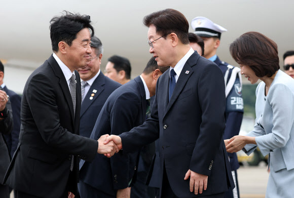 프랑스 국빈 방문 일정을 마치고 귀국한 이재명 대통령이 10일 성남 서울공항에서 영접나온 강훈식 대통령비서실장과 인사하고 있다. 2026.9.10 연합뉴스
