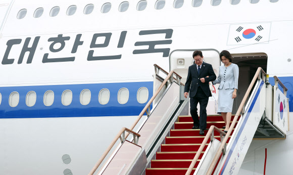 프랑스 국빈 방문 일정을 마친 이재명 대통령과 김혜경 여사가 10일 성남 서울공항에 도착한 공군 1호기에서 내리고 있다. 2026.9.10 연합뉴스
