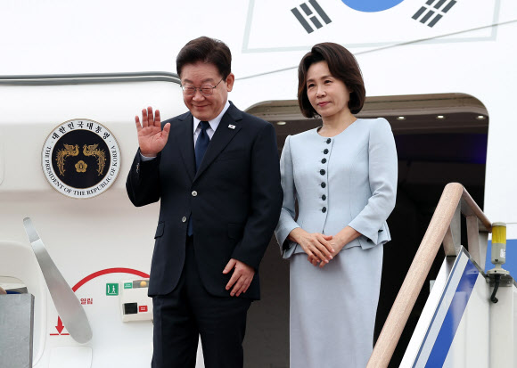 프랑스 국빈 방문 일정을 마치고 귀국한 이재명 대통령과 김혜경 여사가 10일 성남 서울공항 공군 1호기에서 환영객들을 향해 인사하고 있다. 2026.9.10 연합뉴스