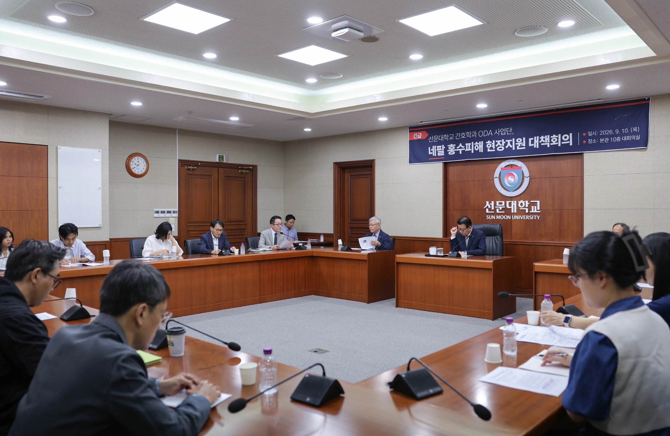 문성제 선문대 총장이 교직원들과 네팔에서 발생한 대규모 홍수 피해 지원을 위한 대책회의를 열고 있다. 선문대 제공