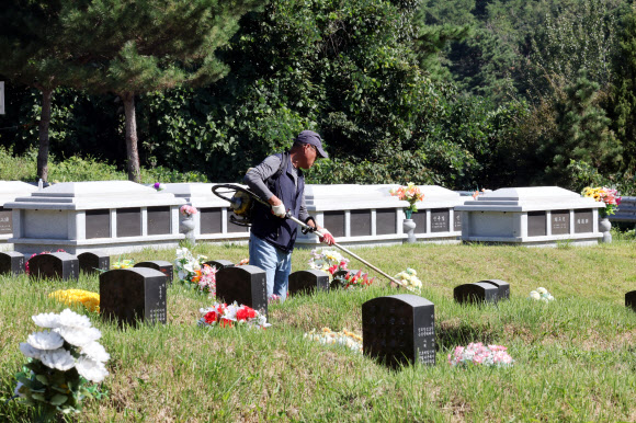 13일 오전 전남광주 북구 영락공원묘지에서 성묘객이 추석을 앞두고 조상의 묘 주변을 벌초하고 있다. 2026.9.13  연합뉴스