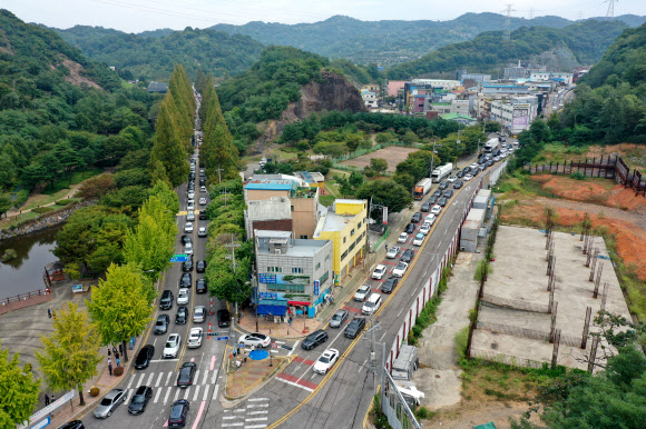 추석을 앞둔 13일 인천 부평구 인천가족공원 입구가 성묘객들 차량으로 붐비고 있다. 2026.9.13  연합뉴스